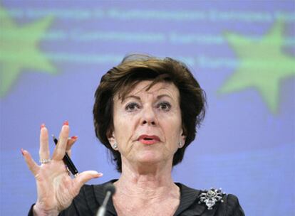 La comisaria europea de la Competencia, Neelie Kroes, durante la rueda de prensa en Bruselas.