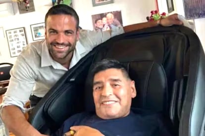 Carlos Díaz y Diego Armando Maradona. 