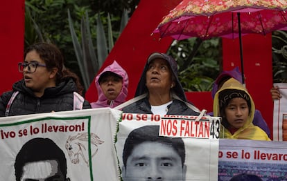 Después de gritar cada uno de los nombres, la multitud, encabezada por sus familiares, exigió la “presentación con vida” de los 43 muchachos, una consigna con la que se han plantado ante el Gobierno desde 2014.