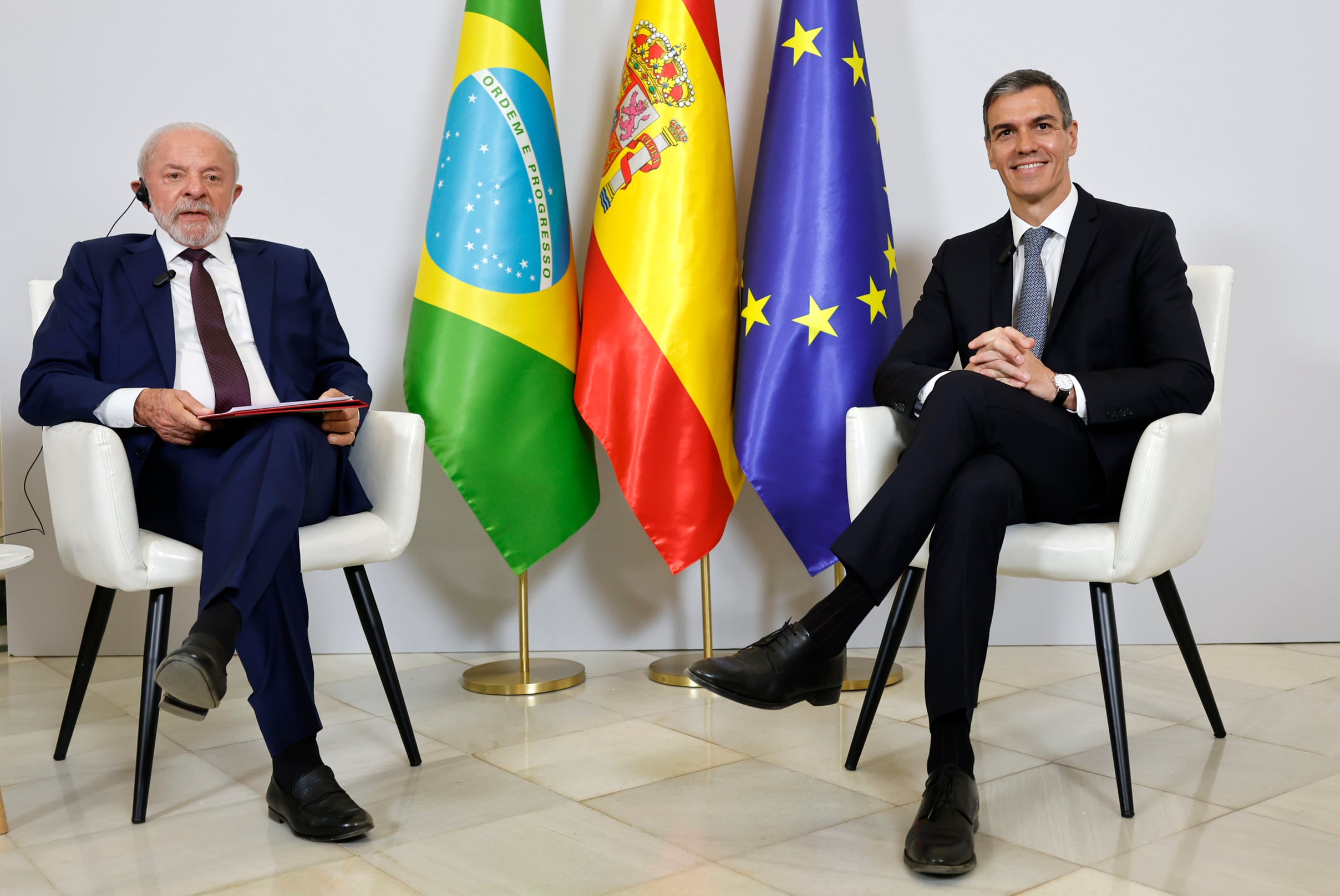 Lula da Sila y Pedro Sánchez, antes de su reunión en el palacio de Pedralbes de Barcelona, este viernes.