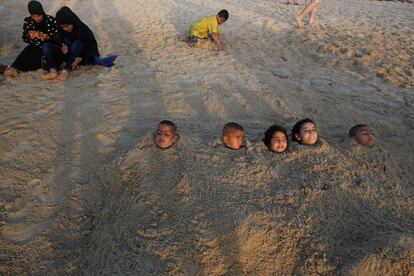 Niños musulmanes juegan en la playa durante el tercer día de la fiesta del sacrificio, en Tel Aviv (Israel).