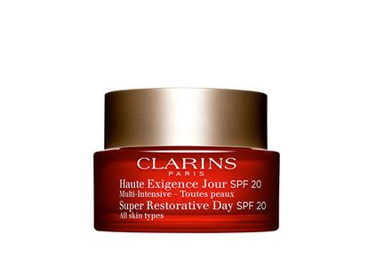 Guerra al reloj.
A partir de los 50 la piel femenina acusa la caída de estrógenos. Se vuelve seca, fina y pierde firmeza. La crema Multi Intensiva Día Alta Exigencia SPF 20, de Clarins, devuelve la turgencia con extracto bio de harungana, un árbol africano cuyo extracto tiene el poder de reactivar la producción de colágeno.