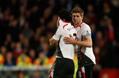 Gerrard, entre lágrimas, trata de consolar a Suárez.