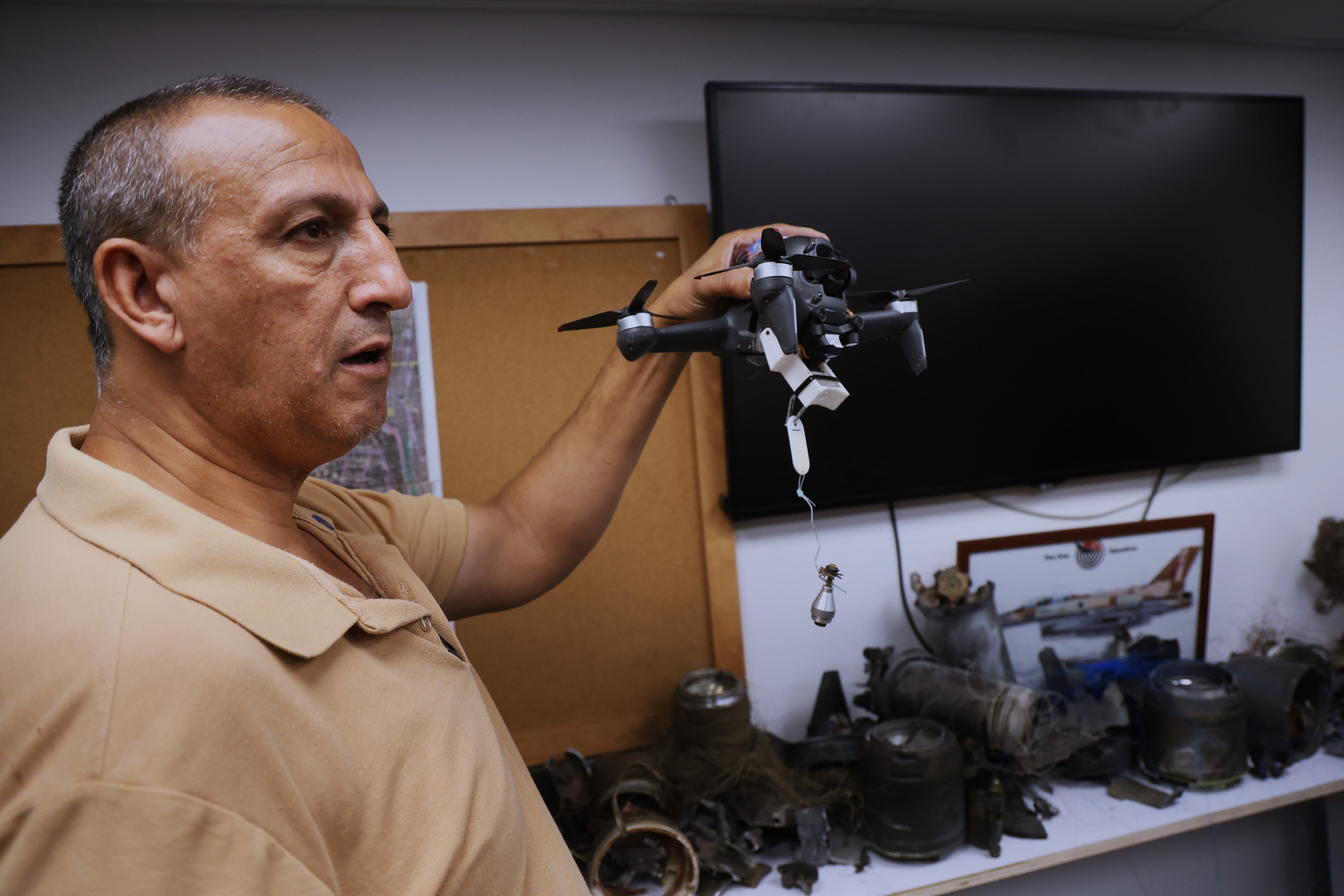 El alcalde de Metula, David Azoulai, muestra un dron llegado desde Líbano junto a restos de otro armamento, en una imagen que ha tenido que pasar por la censura militar israelí.