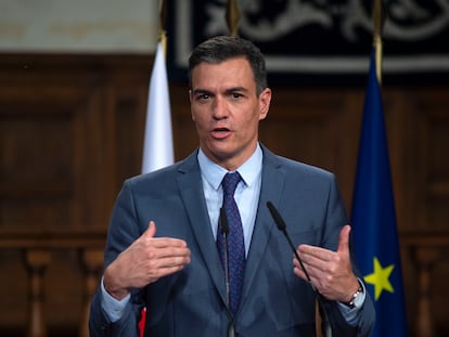 El presidente del Gobierno, Pedro Sánchez, en la rueda de prensa posterior a la XIII Cumbre Hispano-Polaca, este lunes en Alcalá de Henares (Madrid).