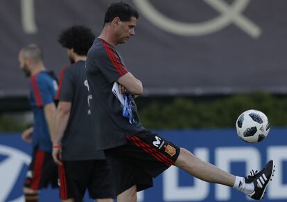 Fernando Hierro, nuevo entrenador de la selección de España, controla el balón durante la sesión de entrenamiento.