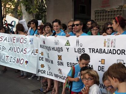 Protesta de trabajadores de la Fundación Mira'm y familias de niños con autismo por los impagos del Consell.