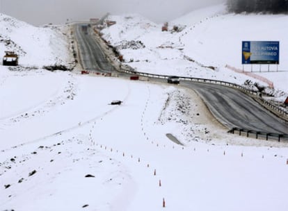 Vista general de la N-240 y de uno de los tramos en construcción de la Autovía del Pirineo.
