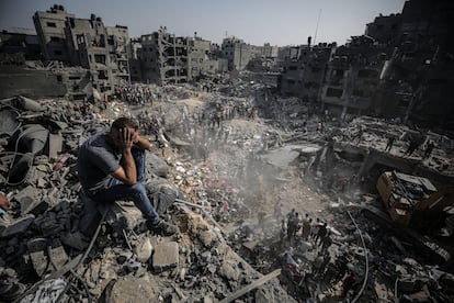 Un hombre sentado entre los escombros observa cómo los equipos de rescate palestinos trabajan tras un ataque de Israel el 1 de noviembre. 
