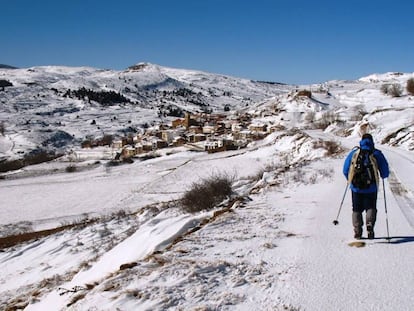 Vista invernal del pueblo de Valdelinares, en la sierra de Gúdar-Javalambre, en Teruel.