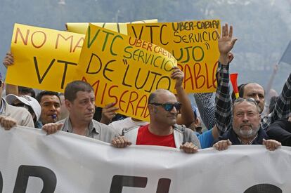 La manifestación comenzó a las once de la mañana en la confluencia de la calle de Raimundo Fernández Villaverde y Alenza, frente a la sede de la Consejería de Transportes.