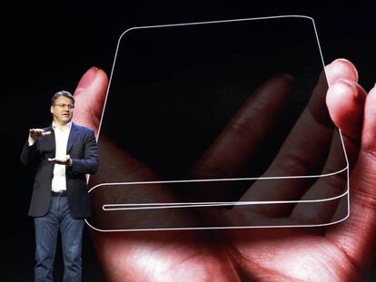 Justin Denison, vicepresidente de Marketing de Móviles de Samsung, muestra el primer teléfono inteligente plegable de la compañía en San Francisco.
