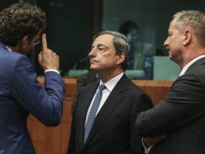 El presidente del eurogrupo y ministro de Finanzas holandés, Jeroen Dijsselbloem (i), y el presidente del Banco Central Europeo (BCE), Mario Draghi (c), participan en la reunión con sus homólogos europeos en la sede del consejo europeo, en Bruselas, Bélgica, hoy, lunes 5 de mayo del 2014.