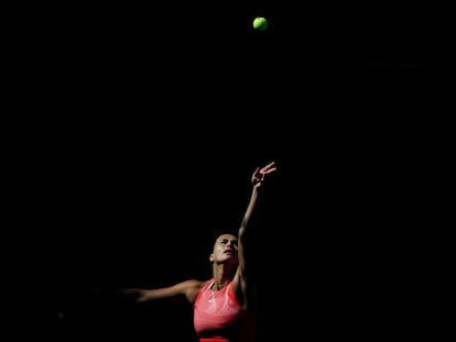 Aryna Sabalenka sirve durante un partido en Nueva York.