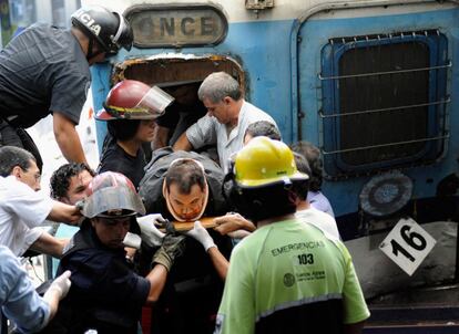 Los equipos de rescate extraen a un pasajero herido del interior del tren accidentado en Once.