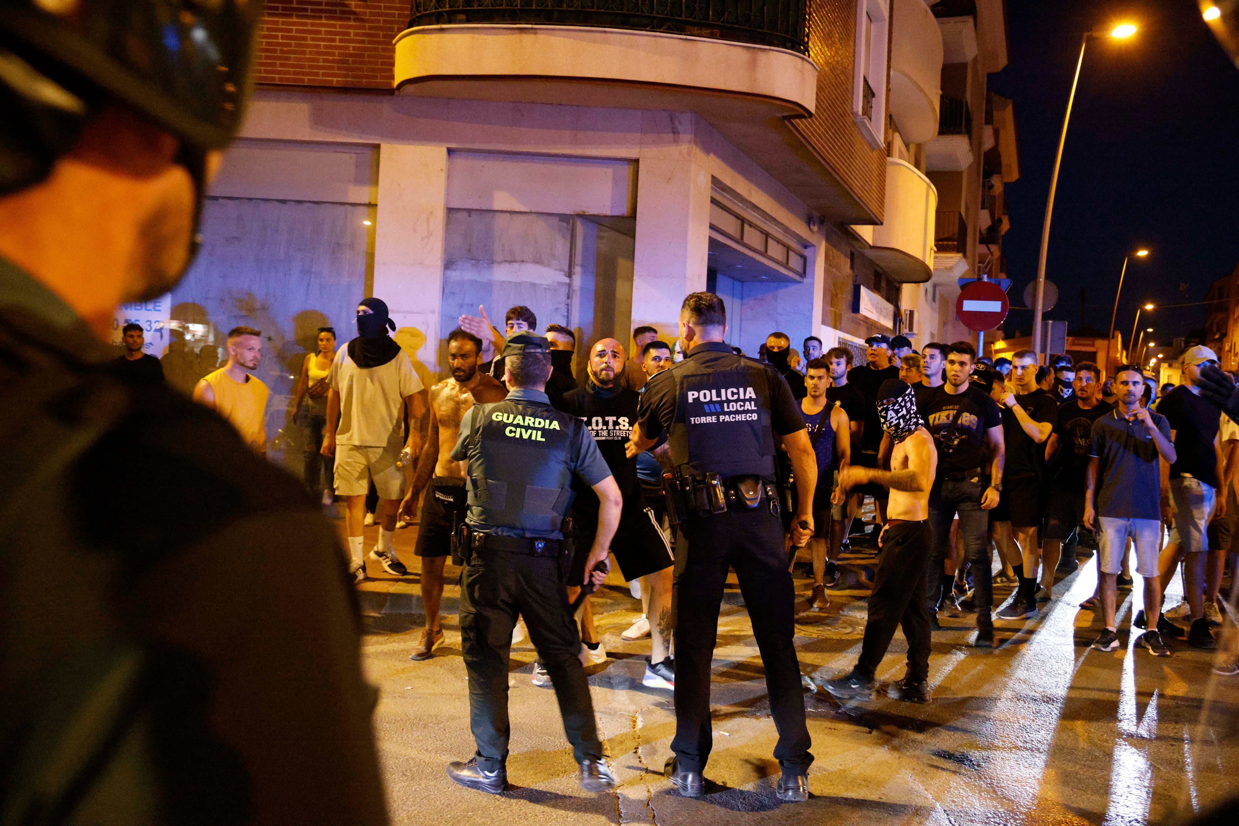 Un detenido y cinco heridos en Torre Pacheco en una nueva noche de enfrentamientos tras las proclamas ultras para “cazar” migrantes