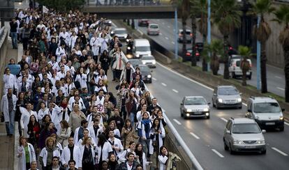 Mdicos y ciudadanos e dirigen a bloquear una carretera aleda?a a un hospital en Barcelona.