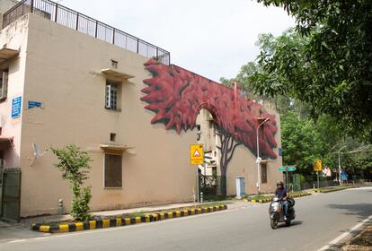 El barrio de Lodhi es un lugar que contrasta con el ajetreo y el tráfico constante de otras zonas de la ciudad. Sus calles son más anchas y los peatones tienen aceras por las que transitar con tranquilidad. En la imagen ‘El árbol de lava’, de Anpu Varkey, artista local que ha intervenido en varias ediciones festival en Delhi.