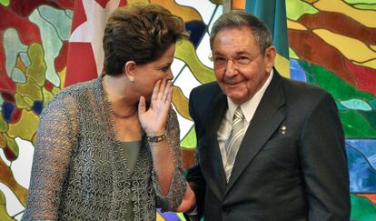 El presidente de Cuba, Raúl Castro charla con homóloga brasileña, Dilma Rousseff en el Palacio de la Revolución de La Habana.