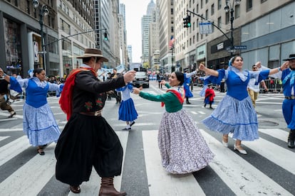 Los hispanos celebran en la Quinta Avenida en el distrito de Manhattan de Nueva York.