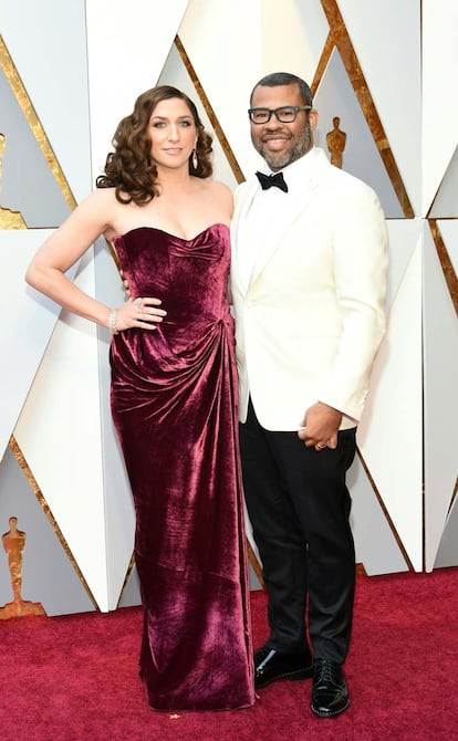 Jordan Peele, nominado a Mejor Director por Déjame Salir, con Chelsea Peretti.