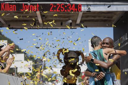 Jornet y  Kiriago, al concluir la carrera Sierre-Zinal. EFE/EPA/VALENTIN FLAURAUD
