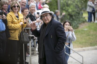 L'artista italià Albano Carrisi arribant al funeral.