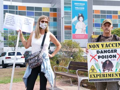 Manifestantes antivacinas diante de um hospital de Montreal, em 13 de setembro.