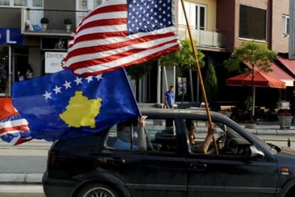 Ciudadanos kosovares celebran el fallo de La Haya en Pristina.