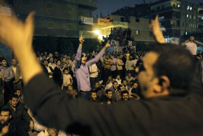 Cientos de islamistas protestan ayer en El Cairo contra el fraude en las elecciones.