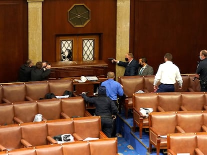 La policía del Capitolio apunta a los manifestantes que asaltaron el Congreso de EE UU, el pasado 6 de enero en Washington.