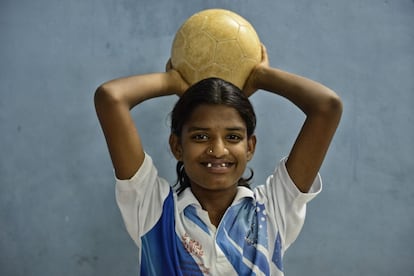 Uma Maheswar, de 13 años, compite en fútbol. Está muy nerviosa porque es la primera vez que saldrá de India y no sabe cómo le tratará la gente fuera. Pero, después de haber entrenado durante dos años, sí confía en hacer un buen papel sobre el campo. Sus padres ahora están muy orgullosos de ella.