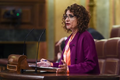 La ministra de Hacienda y Función Pública, María Jesús Montero, intervenía ayer en la sesión plenaria en el Congreso de los Diputados.