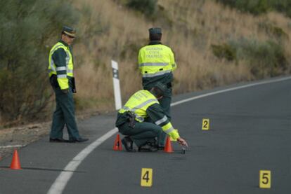 La Guardia Civil, durante la investigación del accidente.