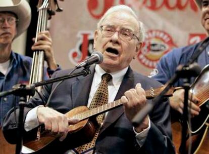 Buffett toca el ukelele con la Quebe Sisters Band, durante la concentración de Omaha.