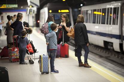 Los viajeros esperan el metro en la estaci&oacute;n de Nuevos Ministerios.