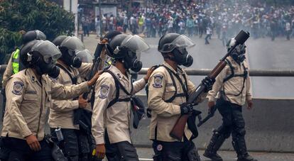 Agentes da Guarda Nacional Bolivariana bloqueiam a passagem de manifestantes em abril.