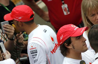 Imágenes como esta tuvieron gran predicamento en los medios de comunicación durante el Mundial de Fórmula 1 de 2007. Las tensiones internas en McLaren, con Alonso reclamando un trato preferente que no terminaba de recibir, eran de dominio público. Finalmente, Hamilton dejó escapar un Campeonato que parecía suyo en la última carrera (Raikkonen fue el campeón), y Alonso volvió a Renault.