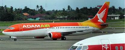 Un avión de la compañía indonesia Adam Air en el aeropuerto internacional de Yakarta.