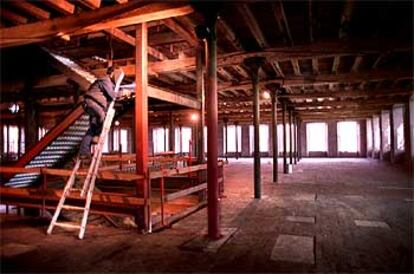 Obras de rehabilitación en el edificio Filatures, de la Colonia Güell.