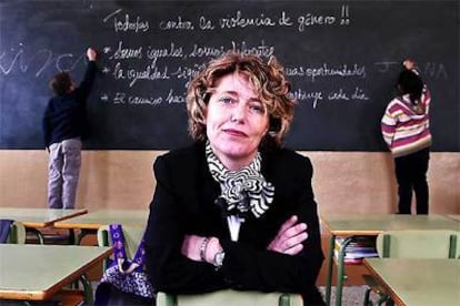 Isabel Llinás, directora del Instituto Balear de la Mujer y ex víctima de la violencia doméstica, en una clase de prevención de malos tratos en un colegio de Palma de Mallorca.