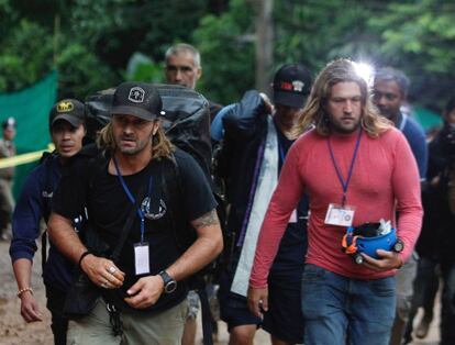 Equipe de resgate caminha em direção à caverna Tham Luang, na província tailandesa de Chiang Rai