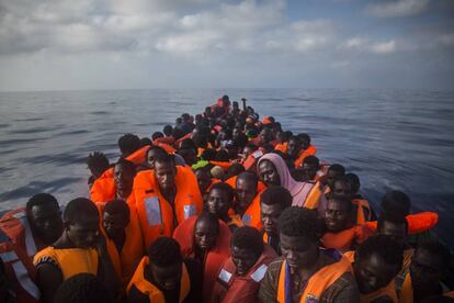 Decenas de migrantes en aguas del Mediterráneo el 28 de julio.