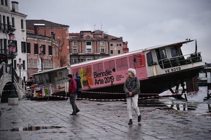 Los daños en la ciudad se observan a simple vista con góndolas y lanchas arrancadas de los amarres y empujadas hacia las orillas. Hay también tres 'vaporetti', los barcos de transporte, hundidos y otro a la deriva.