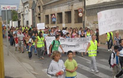 Alumnos, padres y abuelos residentes en la urbanizaci&oacute;n Los Lagos, de Alginet, protestan contra la supresi&oacute;n del transporte escolar.