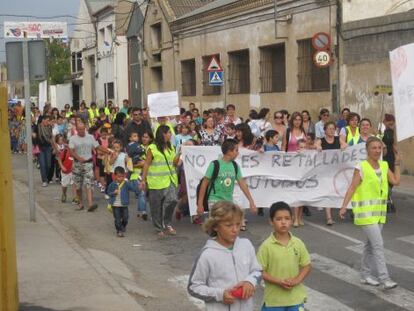 Alumnos, padres y abuelos residentes en la urbanizaci&oacute;n Los Lagos, de Alginet, protestan contra la supresi&oacute;n del transporte escolar.