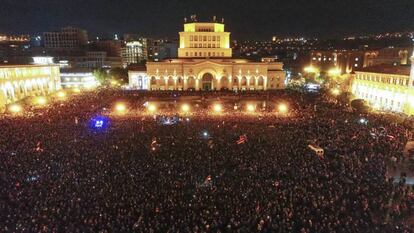 Miles de personas se manifiestan contra Serzh Sargsyan en la plaza de la República de Ereván este domingo.