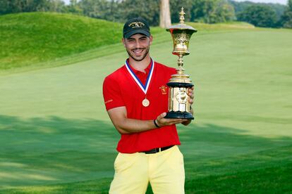 Josele Ballester, con el trofeo de campeón del US Open amateur.