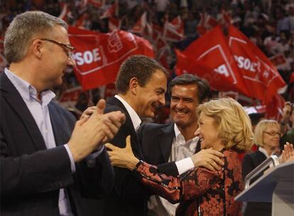 De izquierda a derecha, José Blanco, José Luis Rodríguez Zapatero, saludando a Elena Salgado, y Juan Fernando López Aguilar.