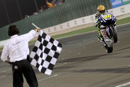 Rossi cruza la meta como primero en Losail.